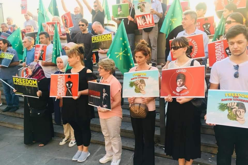 Тыркум щыпсэу адыгэхэм К1уэк1уэ Къазбэч зыхуагъазэ Къуэщ1ысокъуэ Мартин* къыщхьэщыжу