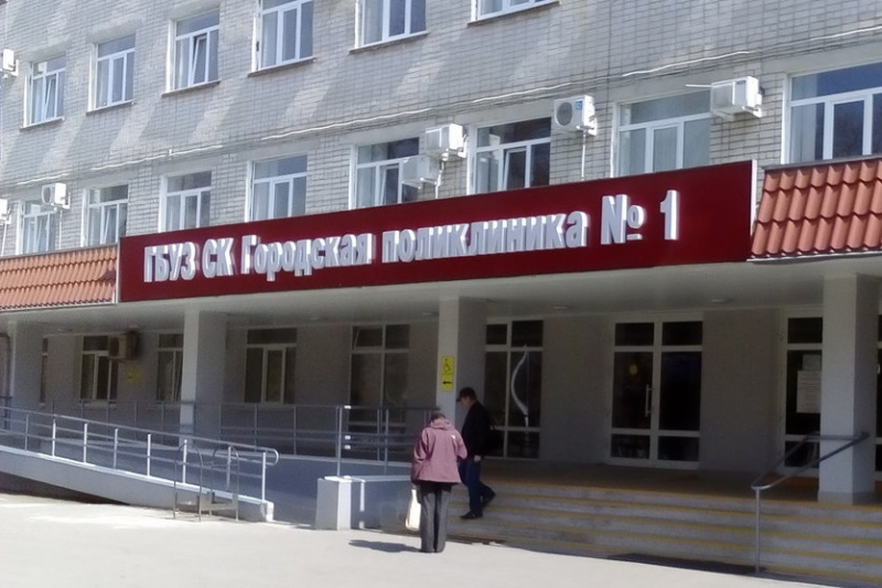 В невинномысской городской больнице за отказ вакцинироваться от коронавируса отстранена от работы без сохранения заработной платы рентгенолаборант в статусе предпенсионера.