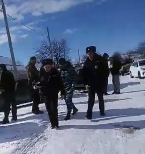 Жителю с.п. Совхозная, требовавшего справедливого и законного распределения земли подбросили оружие.