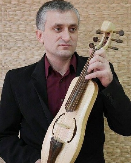 Семью известного музыканта Зубера Еуаза выселяют из квартиры