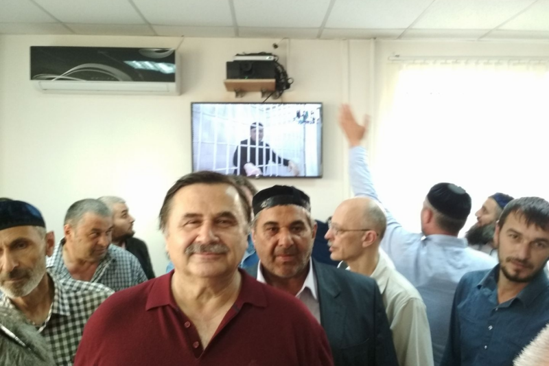 Суд оставил Оюба Титиева под арестом